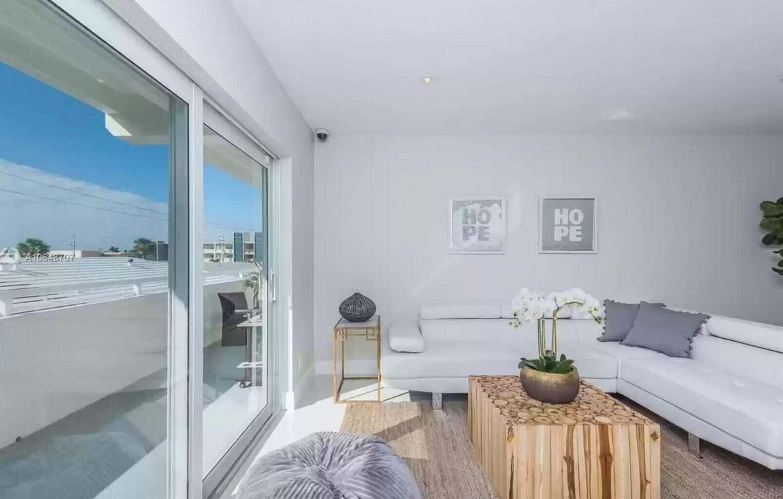 出租: $2,500 (1 贝兹, 1 浴室, 740 平方英尺)