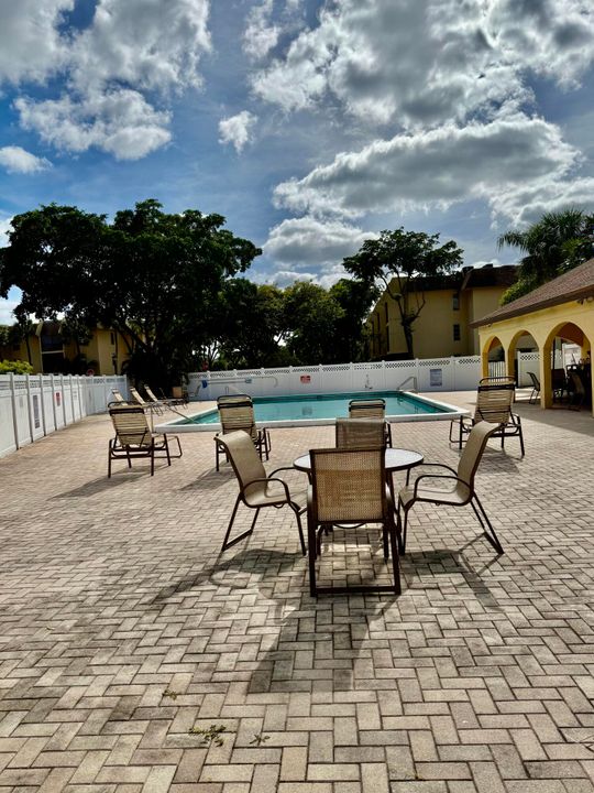 For Sale: $227,000 (2 beds, 2 baths, 936 Square Feet)