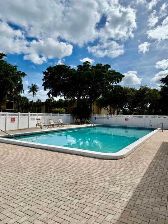 For Sale: $227,000 (2 beds, 2 baths, 936 Square Feet)