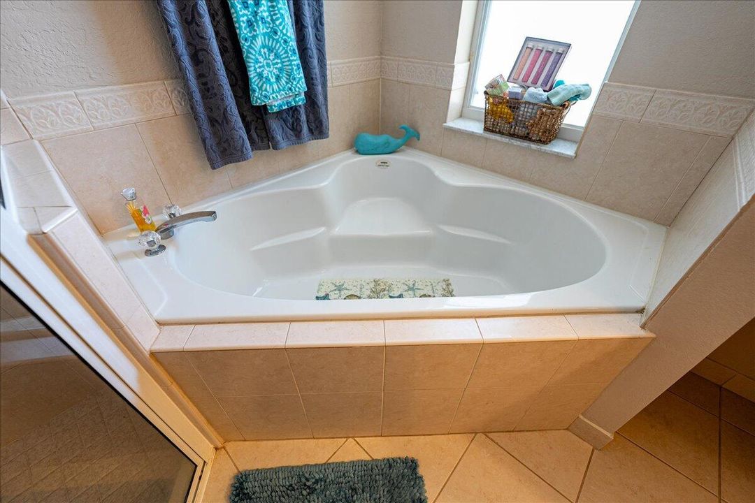 Active With Contract: $367,400 (3 beds, 2 baths, 1336 Square Feet)