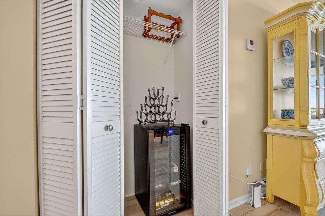 待售: $209,000 (1 贝兹, 1 浴室, 1016 平方英尺)