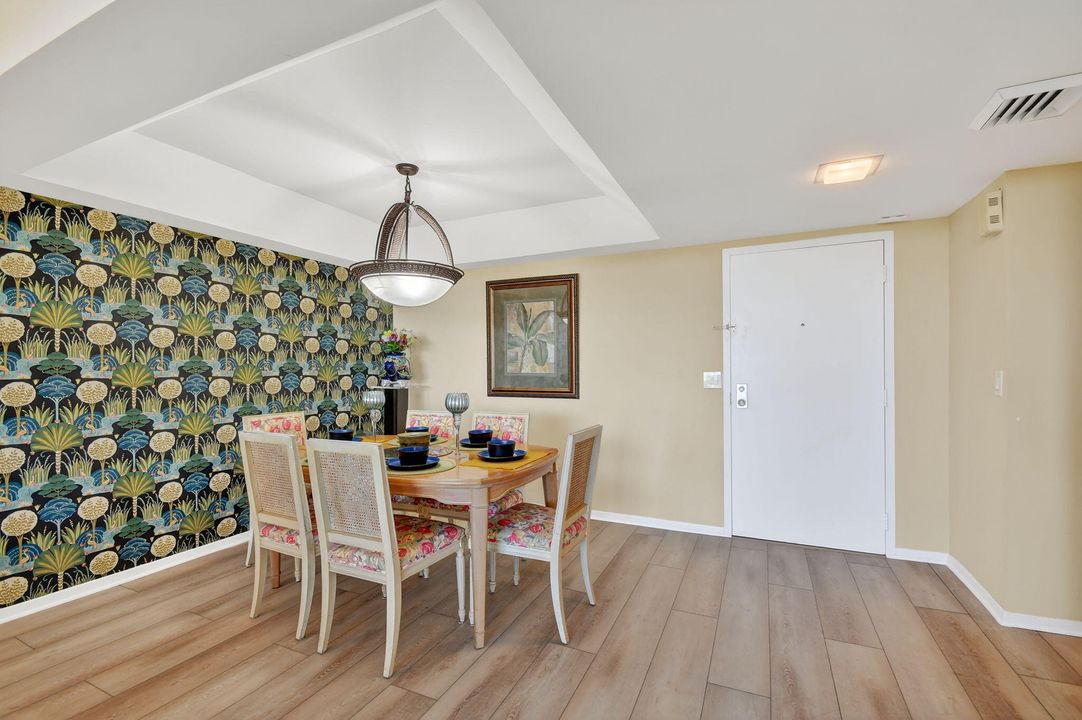 待售: $209,000 (1 贝兹, 1 浴室, 1016 平方英尺)