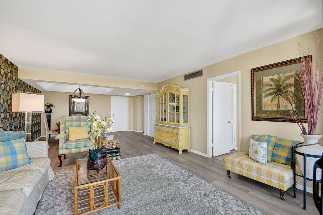 待售: $209,000 (1 贝兹, 1 浴室, 1016 平方英尺)