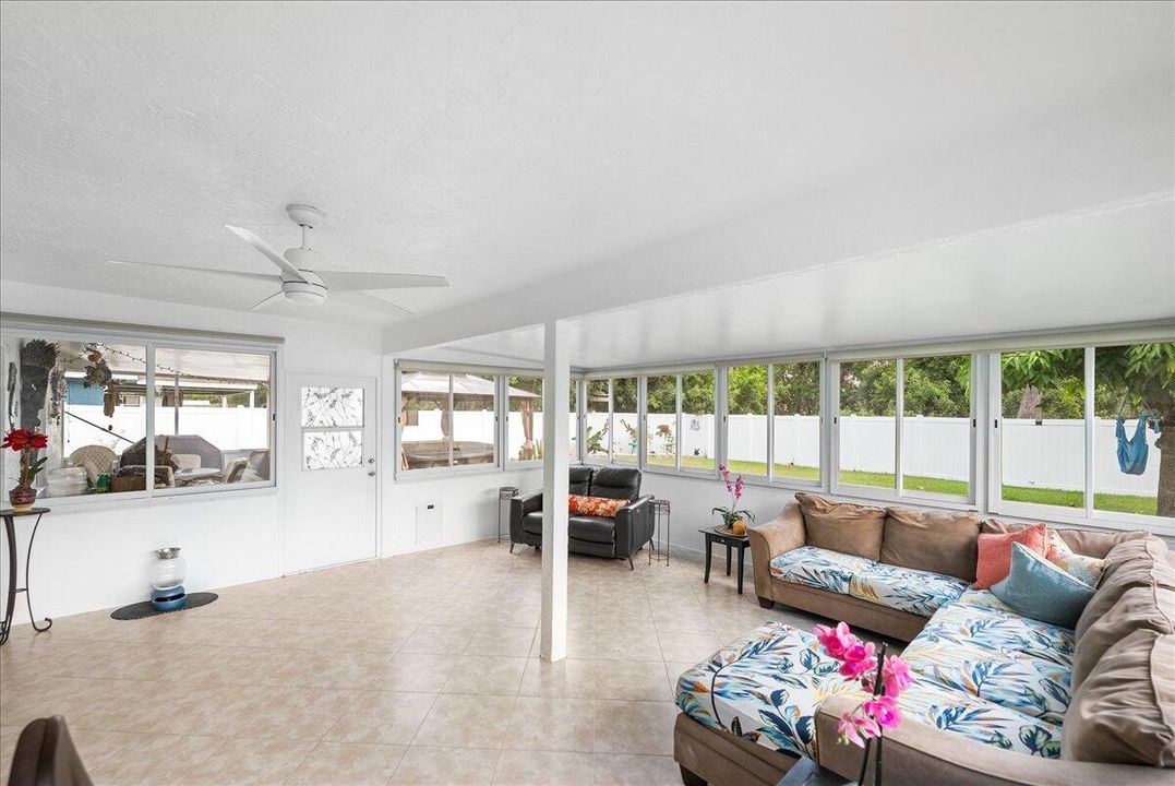 Active With Contract: $367,400 (3 beds, 2 baths, 1336 Square Feet)