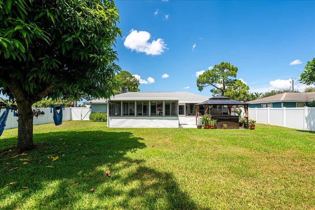 Active With Contract: $367,400 (3 beds, 2 baths, 1336 Square Feet)