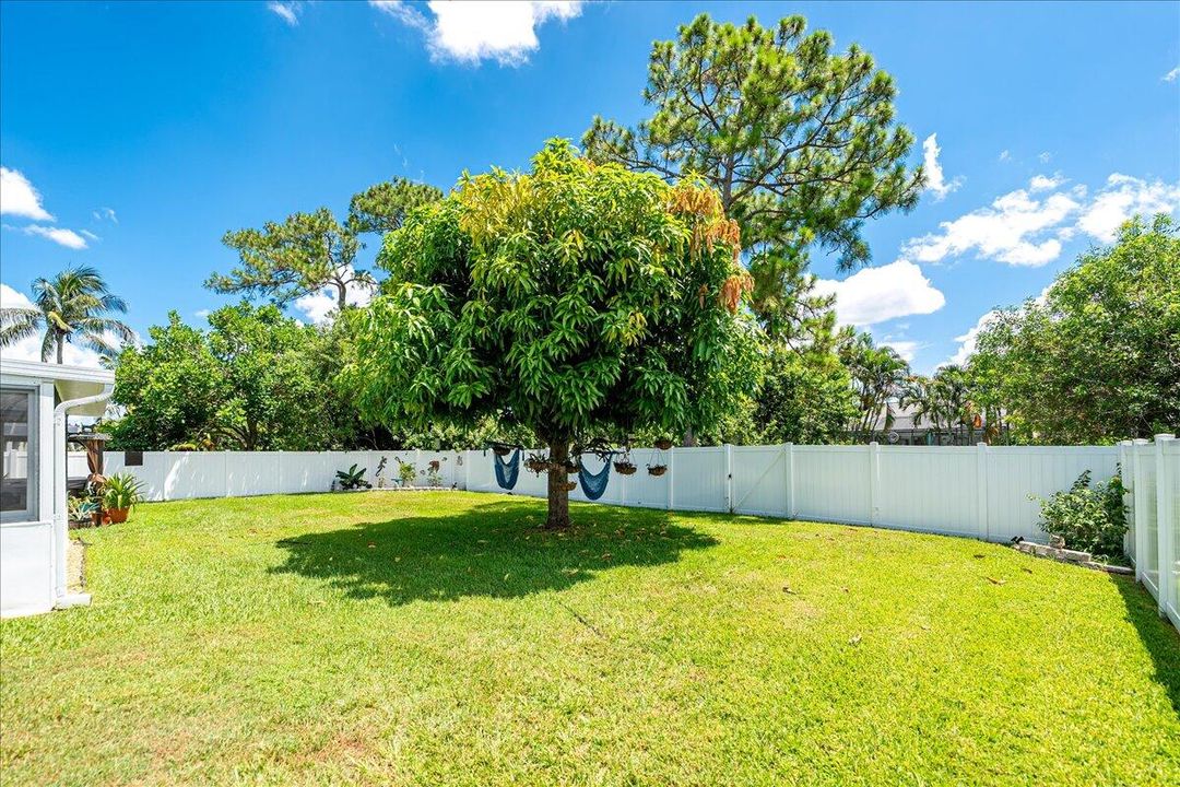 Active With Contract: $367,400 (3 beds, 2 baths, 1336 Square Feet)