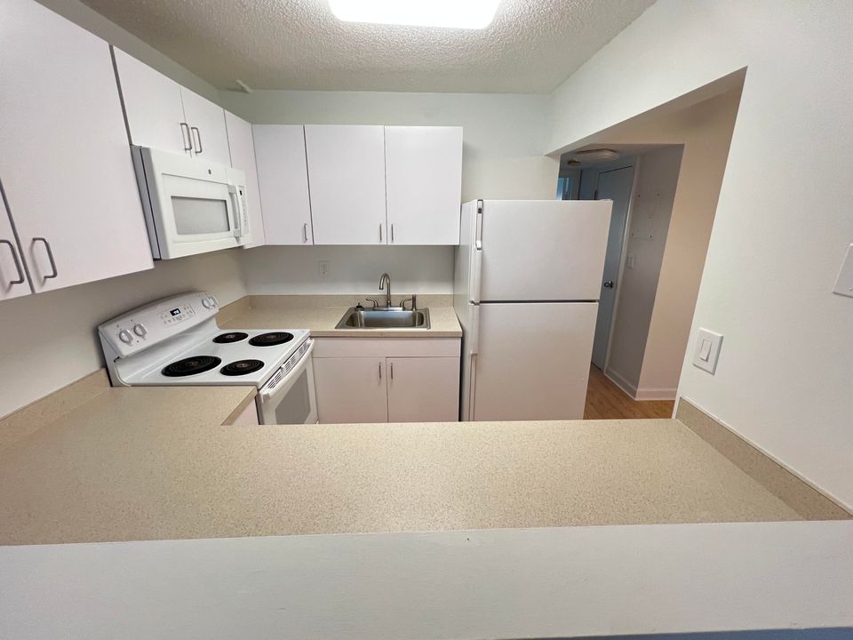 For Sale: $69,900 (1 beds, 1 baths, 532 Square Feet)