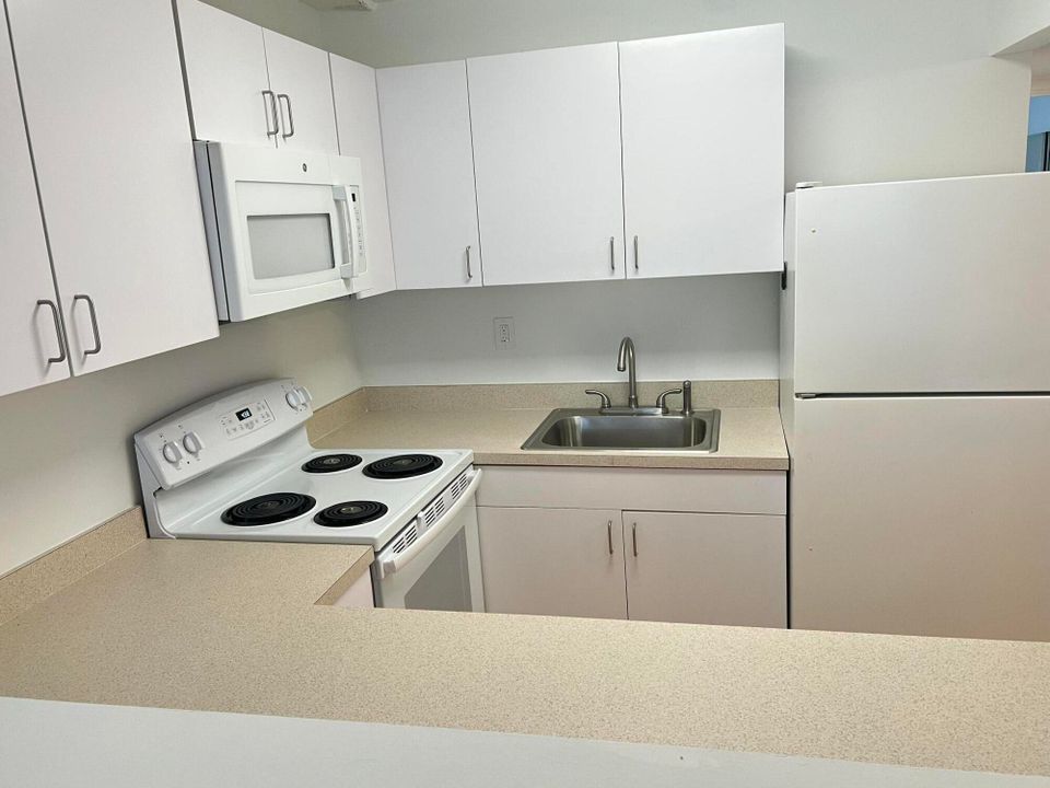 For Sale: $69,900 (1 beds, 1 baths, 532 Square Feet)