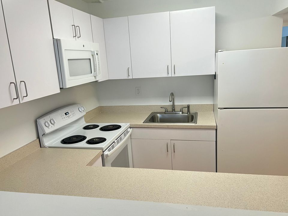 For Sale: $69,900 (1 beds, 1 baths, 532 Square Feet)