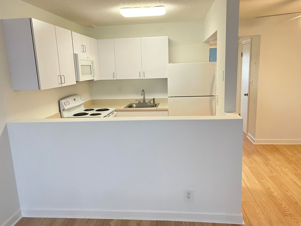 For Sale: $69,900 (1 beds, 1 baths, 532 Square Feet)