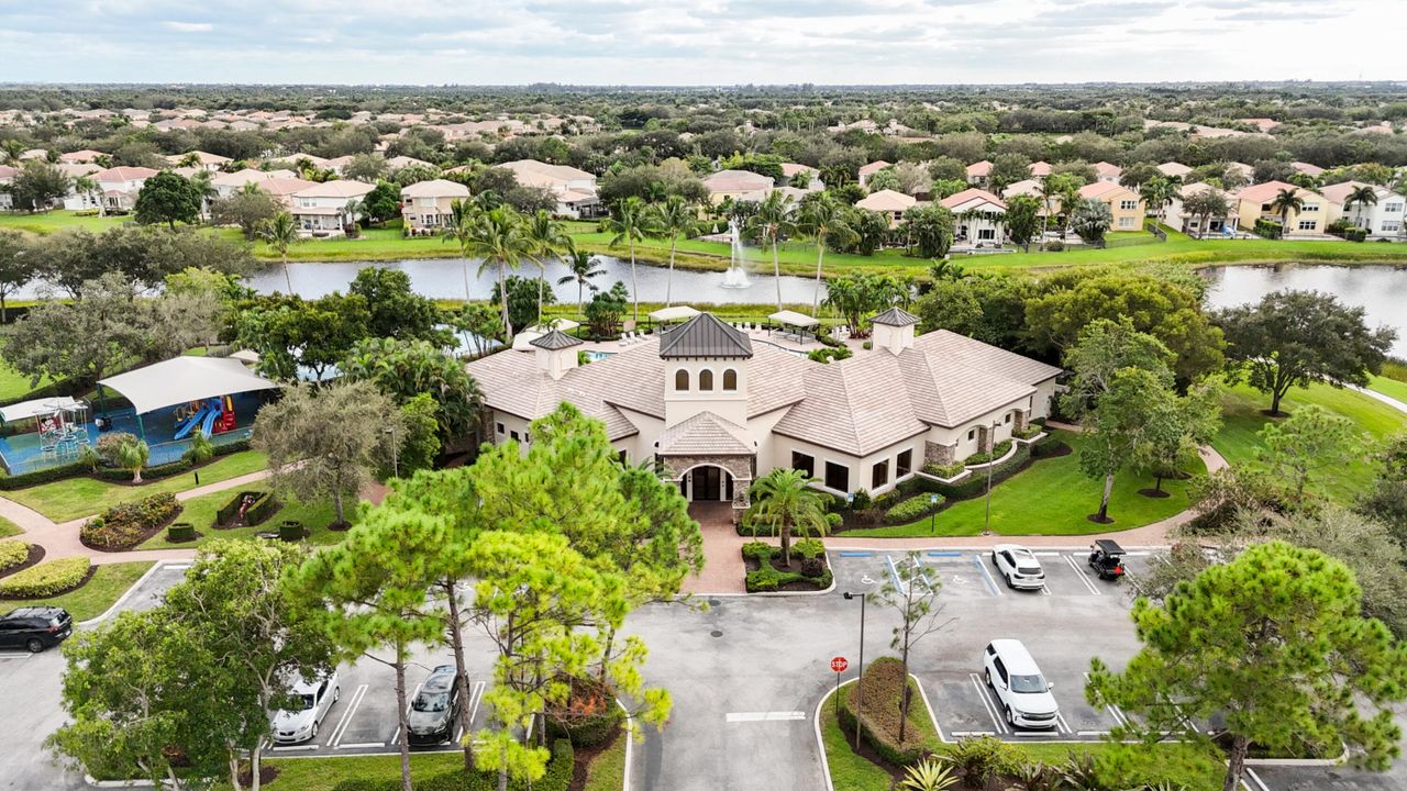 出租: $4,750 (5 贝兹, 3 浴室, 2941 平方英尺)