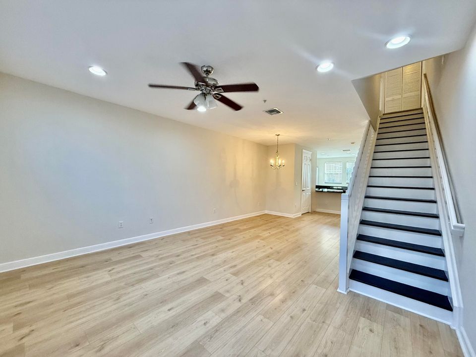 For Sale: $359,000 (2 beds, 2 baths, 1326 Square Feet)