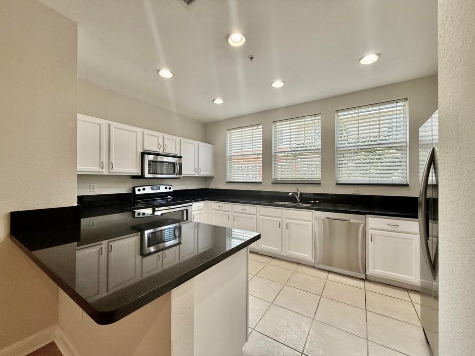For Sale: $359,000 (2 beds, 2 baths, 1326 Square Feet)