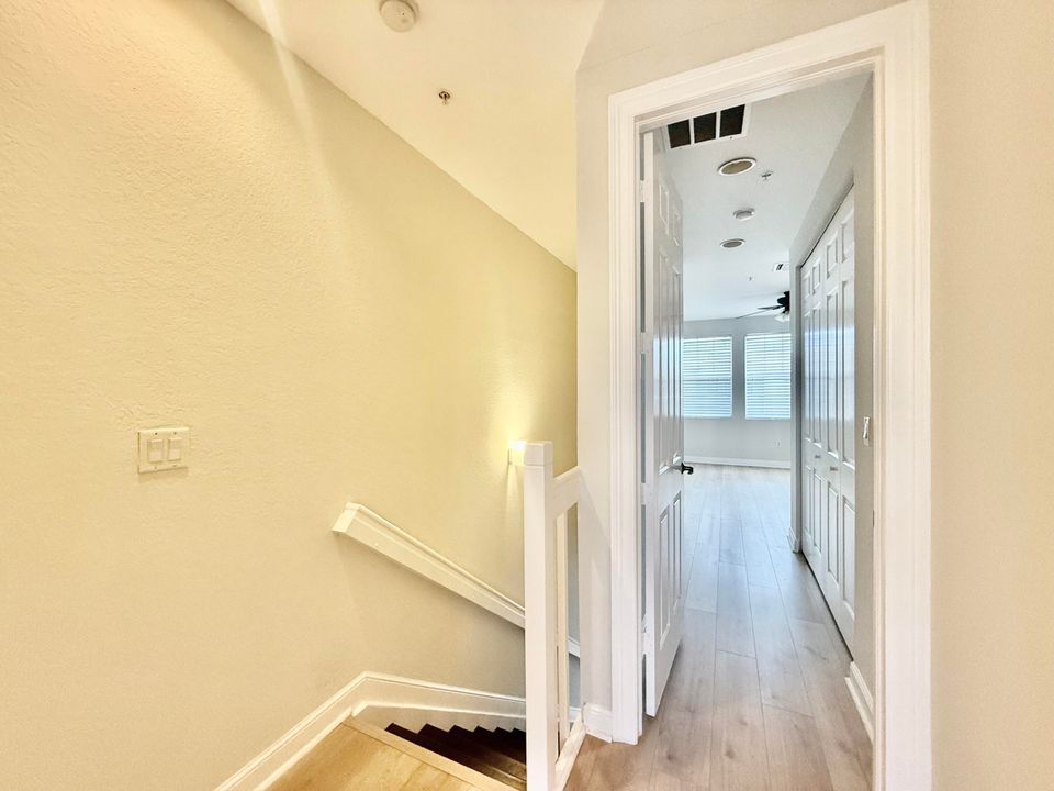 For Sale: $359,000 (2 beds, 2 baths, 1326 Square Feet)