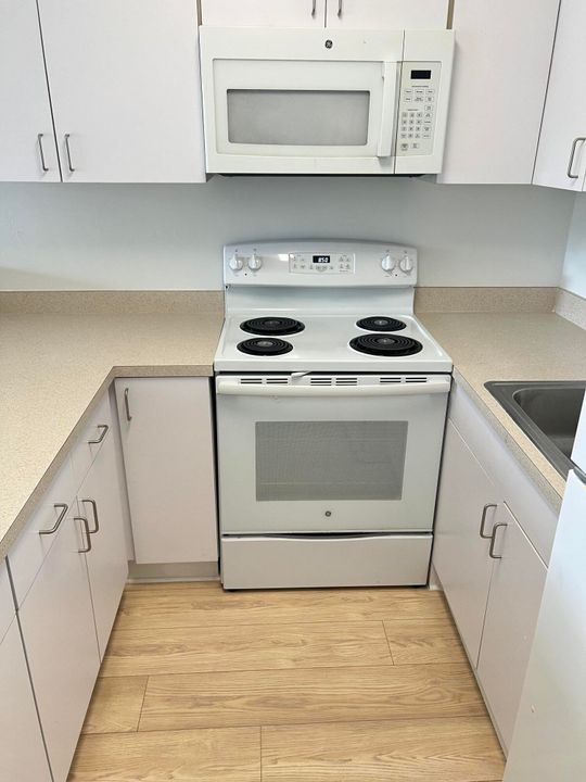 For Sale: $69,900 (1 beds, 1 baths, 532 Square Feet)