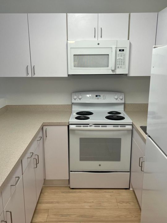 For Sale: $69,900 (1 beds, 1 baths, 532 Square Feet)