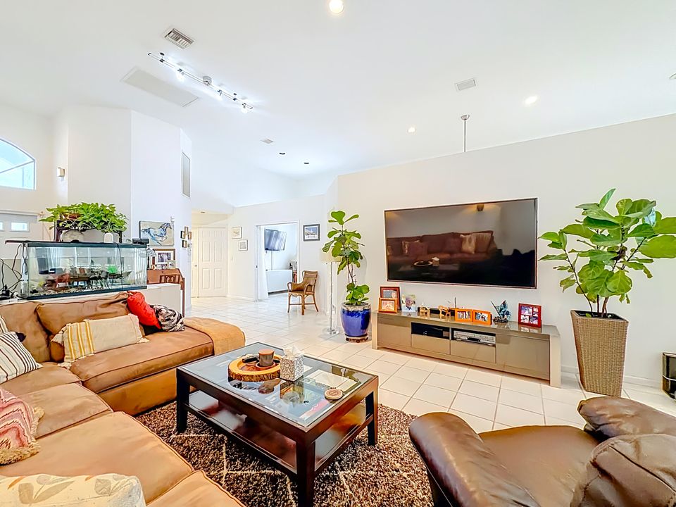 For Rent: $4,400 (3 beds, 3 baths, 2410 Square Feet)