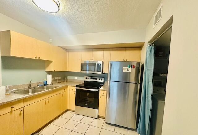 合同活跃: $3,200 (3 贝兹, 2 浴室, 1233 平方英尺)