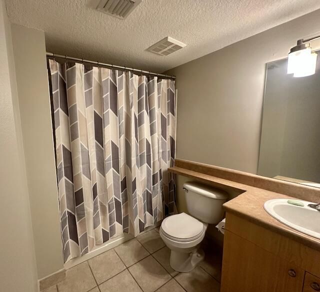 合同活跃: $3,200 (3 贝兹, 2 浴室, 1233 平方英尺)