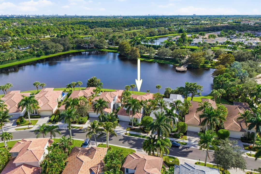 合同活跃: $1,410,000 (4 贝兹, 3 浴室, 2678 平方英尺)