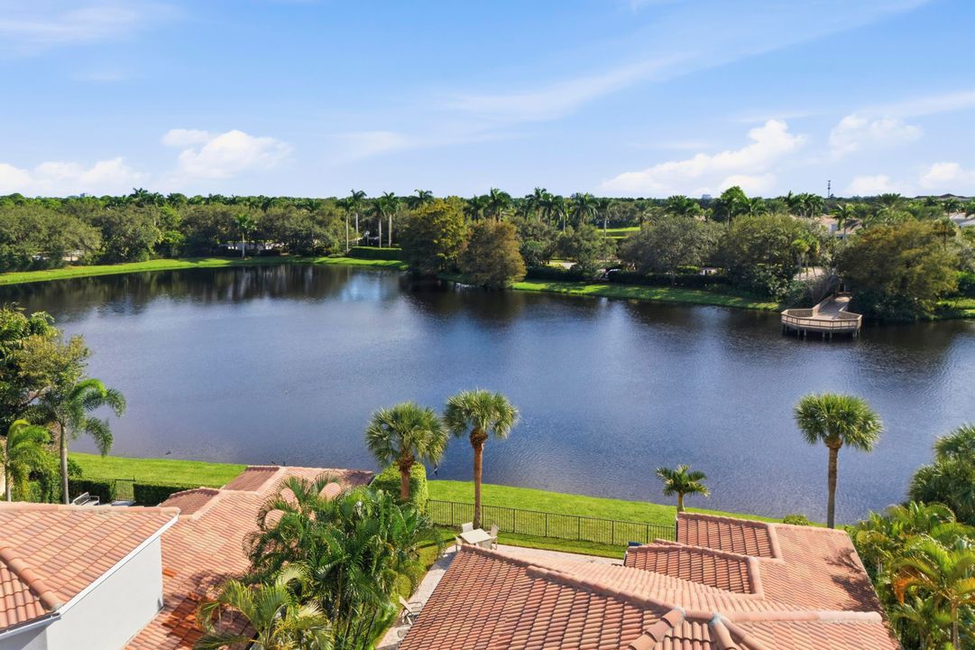 合同活跃: $1,410,000 (4 贝兹, 3 浴室, 2678 平方英尺)