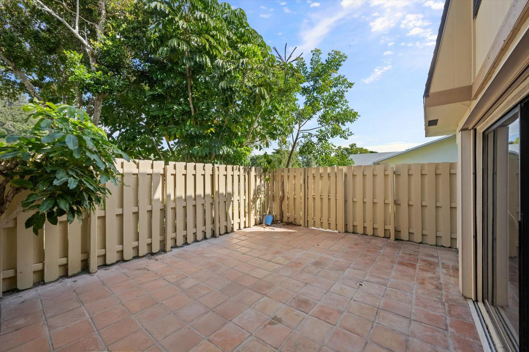 For Sale: $317,000 (2 beds, 2 baths, 1384 Square Feet)