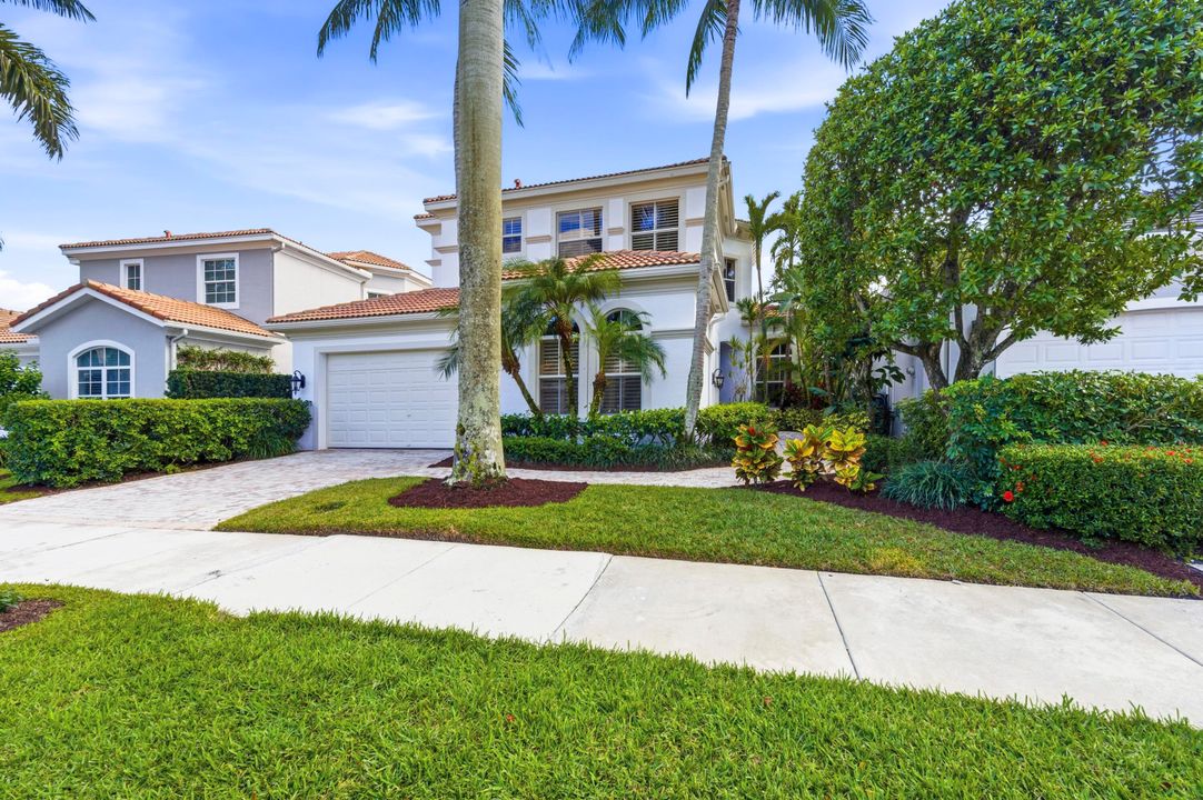 合同活跃: $1,410,000 (4 贝兹, 3 浴室, 2678 平方英尺)