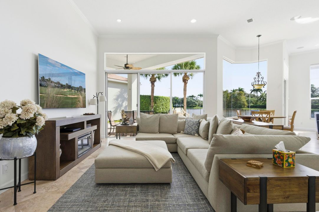 合同活跃: $1,410,000 (4 贝兹, 3 浴室, 2678 平方英尺)