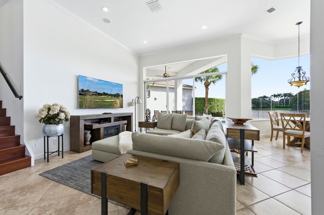 合同活跃: $1,410,000 (4 贝兹, 3 浴室, 2678 平方英尺)