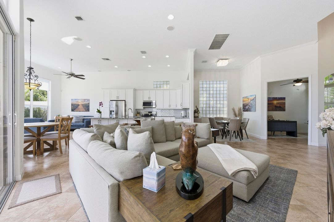 合同活跃: $1,410,000 (4 贝兹, 3 浴室, 2678 平方英尺)