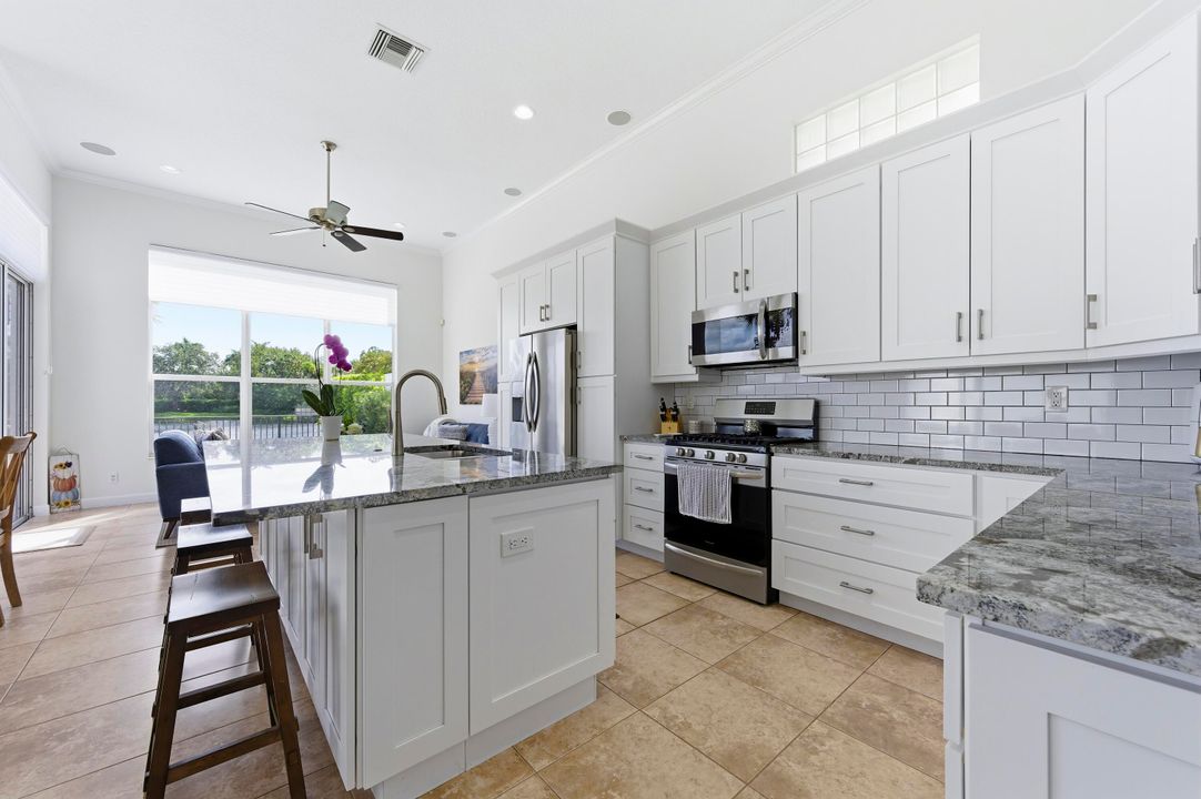 合同活跃: $1,410,000 (4 贝兹, 3 浴室, 2678 平方英尺)