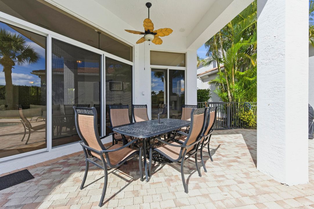 合同活跃: $1,410,000 (4 贝兹, 3 浴室, 2678 平方英尺)