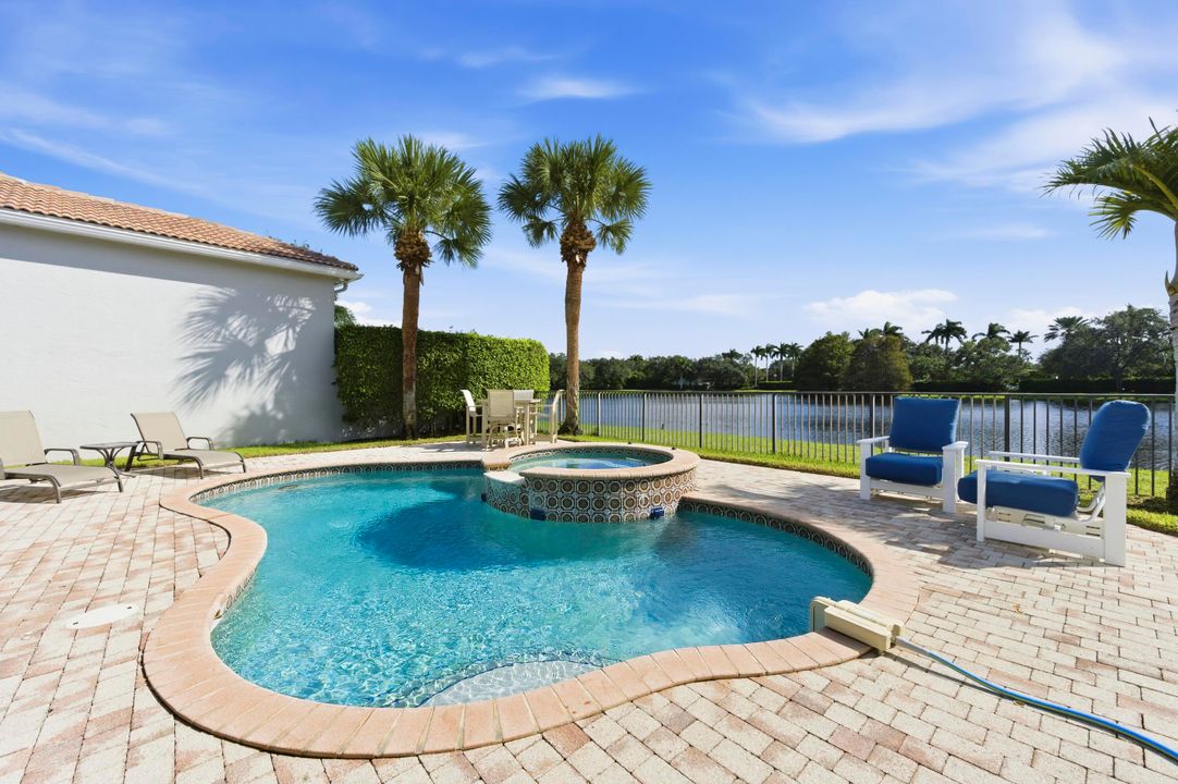 合同活跃: $1,410,000 (4 贝兹, 3 浴室, 2678 平方英尺)