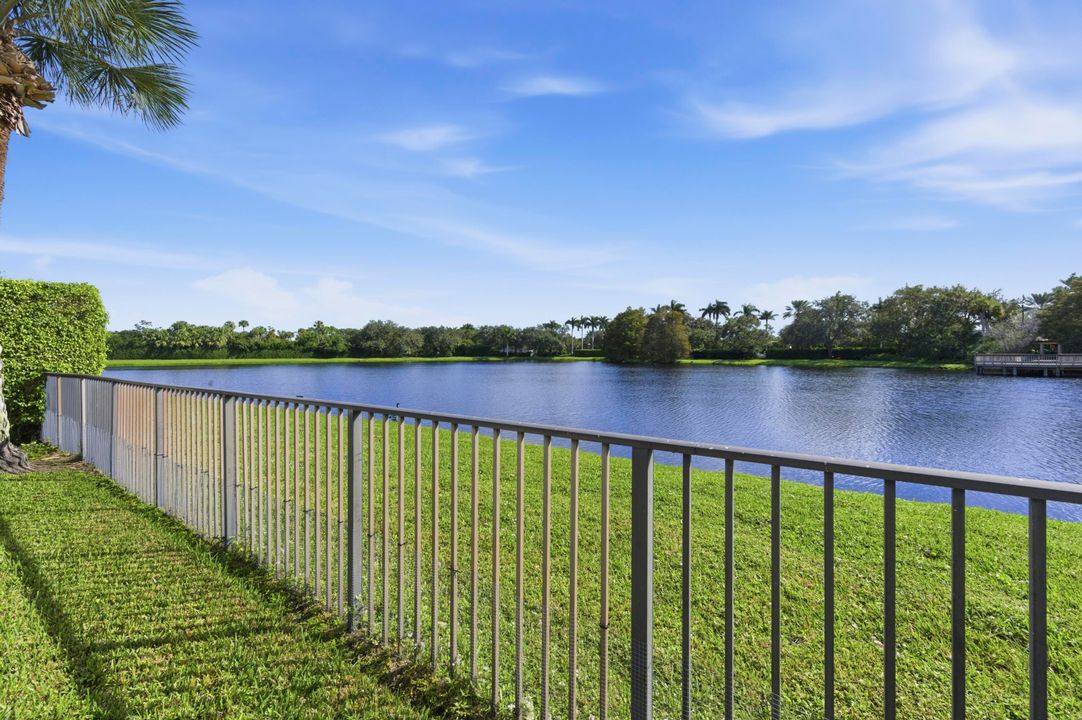 合同活跃: $1,410,000 (4 贝兹, 3 浴室, 2678 平方英尺)