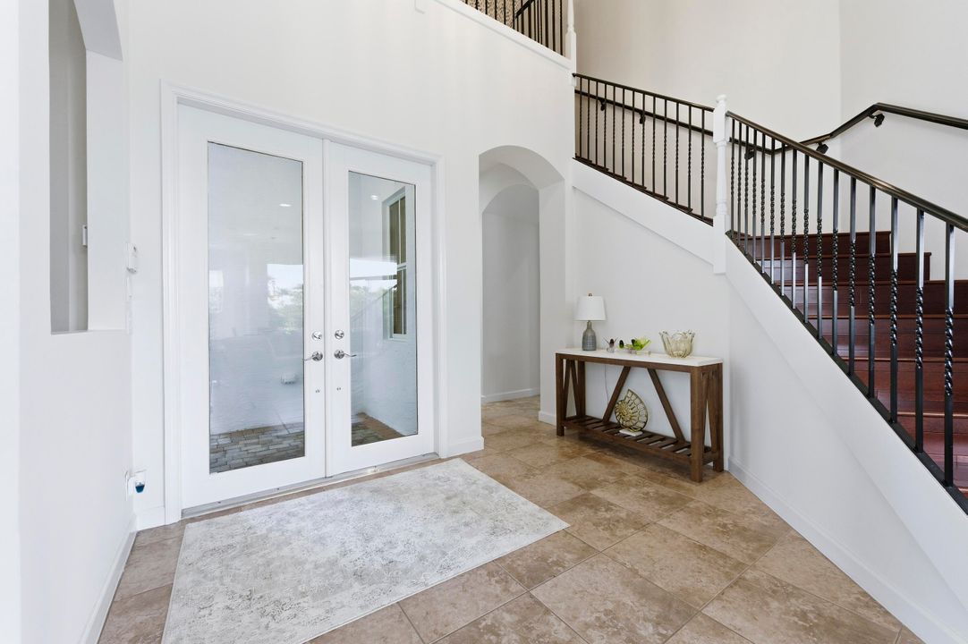 合同活跃: $1,410,000 (4 贝兹, 3 浴室, 2678 平方英尺)