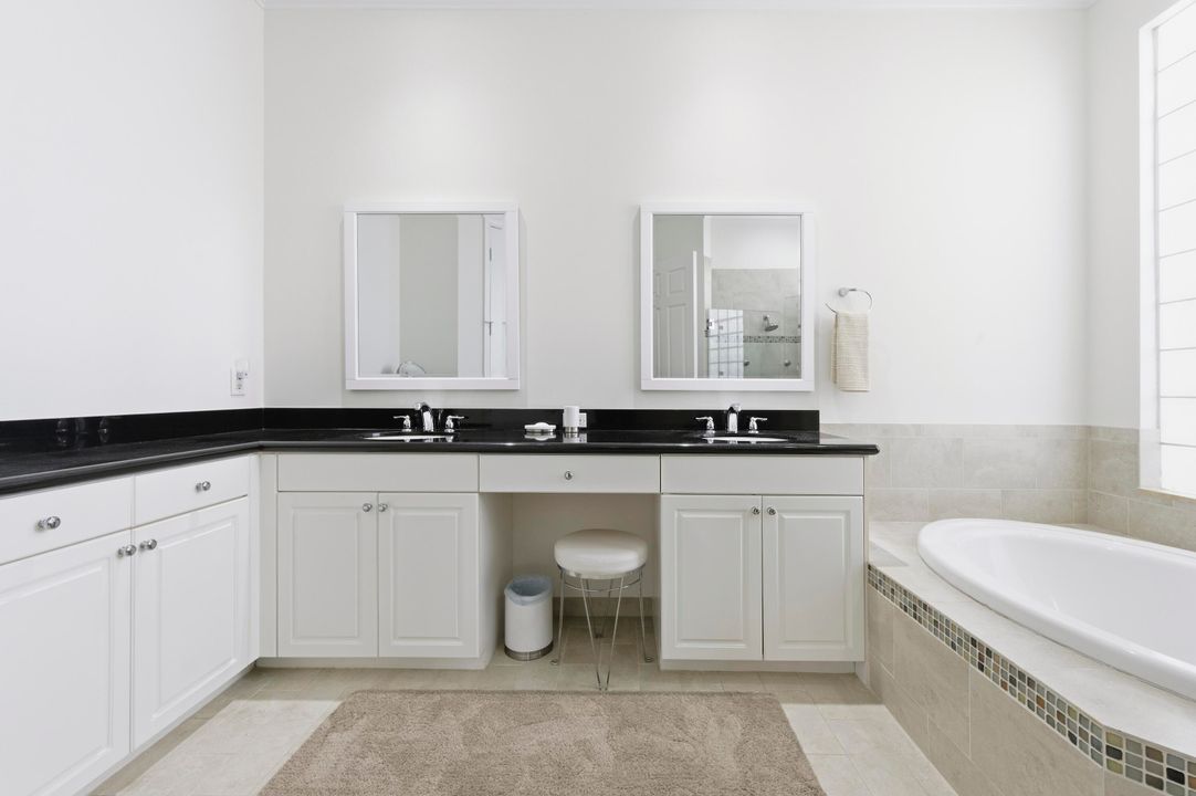 合同活跃: $1,410,000 (4 贝兹, 3 浴室, 2678 平方英尺)