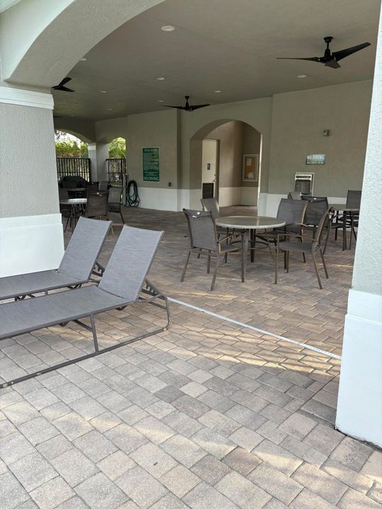 Под контрактом: $3,495 (4 спален, 2 ванн, 2713 Квадратных фут)