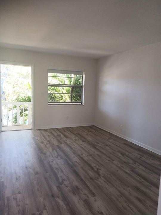 Active With Contract: $1,725 (1 beds, 1 baths, 700 Square Feet)