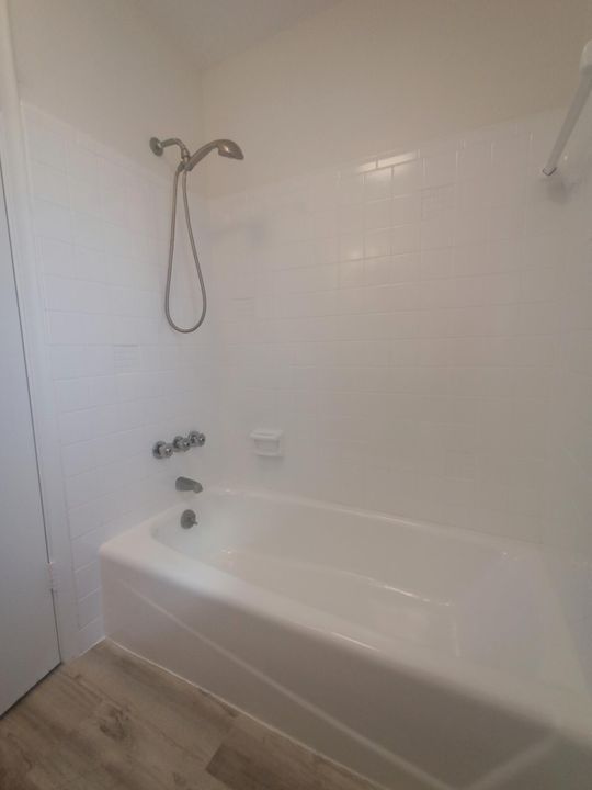 Active With Contract: $1,725 (1 beds, 1 baths, 700 Square Feet)