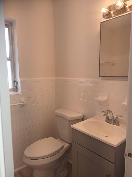 Active With Contract: $1,725 (1 beds, 1 baths, 700 Square Feet)