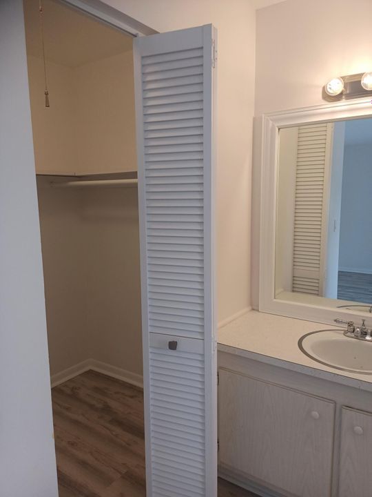 Active With Contract: $1,725 (1 beds, 1 baths, 700 Square Feet)