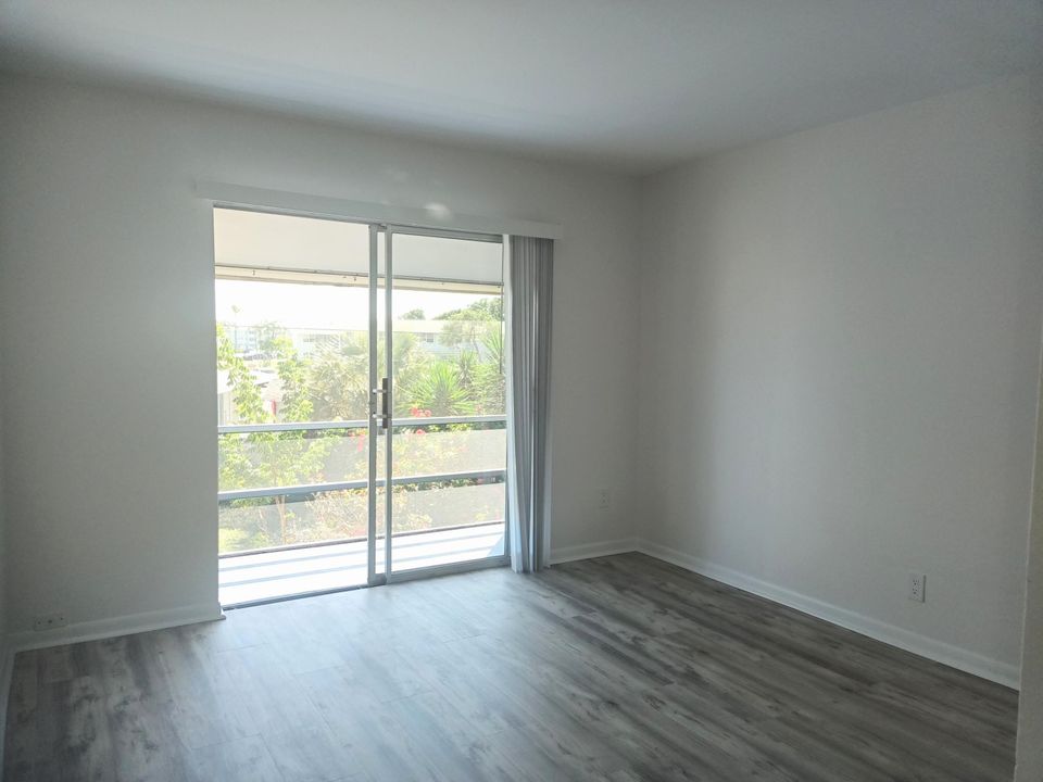 Active With Contract: $1,725 (1 beds, 1 baths, 700 Square Feet)