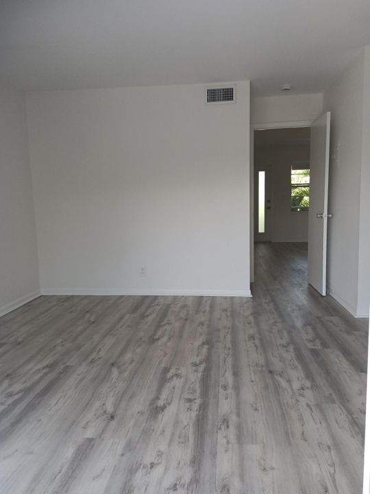 Active With Contract: $1,725 (1 beds, 1 baths, 700 Square Feet)