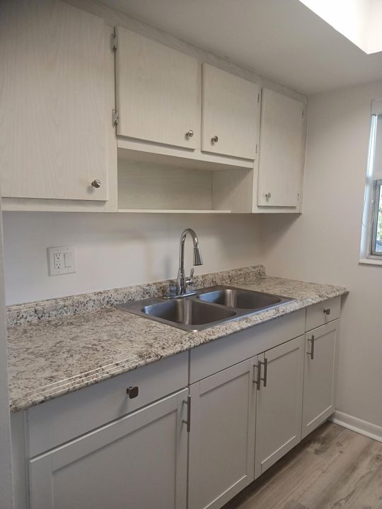 Active With Contract: $1,725 (1 beds, 1 baths, 700 Square Feet)