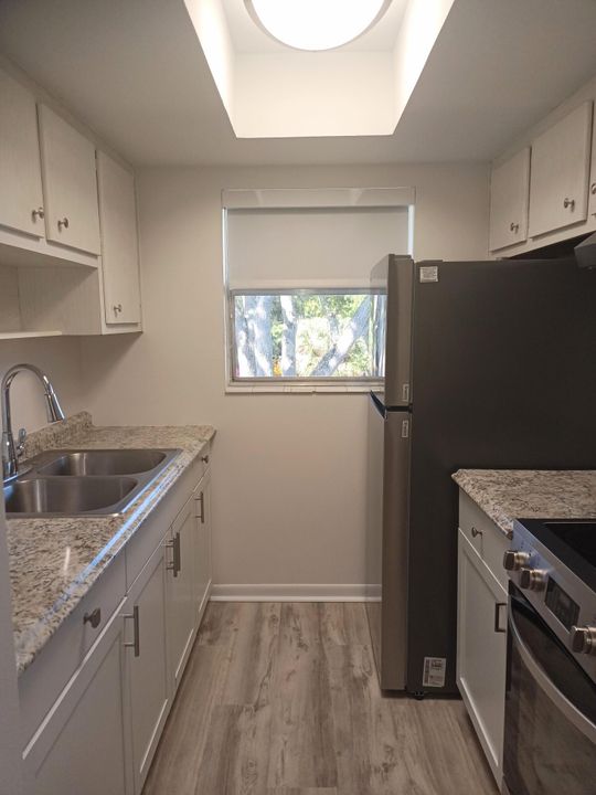Active With Contract: $1,725 (1 beds, 1 baths, 700 Square Feet)