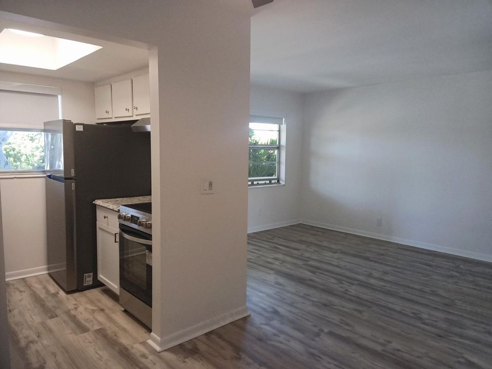 Active With Contract: $1,725 (1 beds, 1 baths, 700 Square Feet)