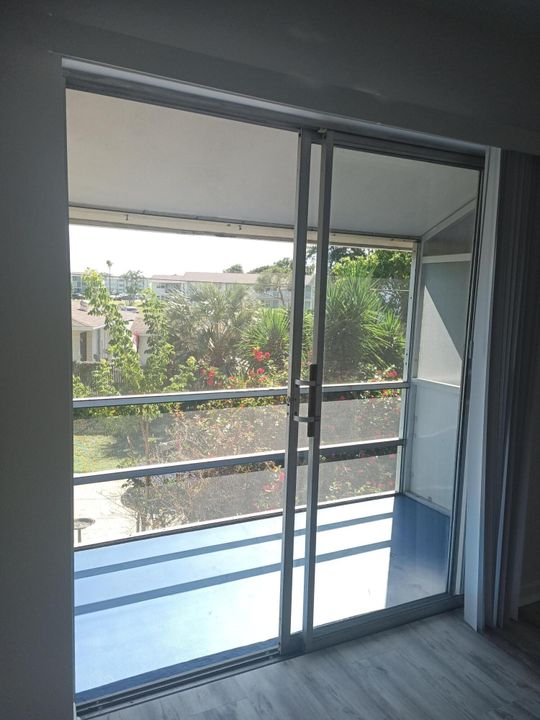 Active With Contract: $1,725 (1 beds, 1 baths, 700 Square Feet)