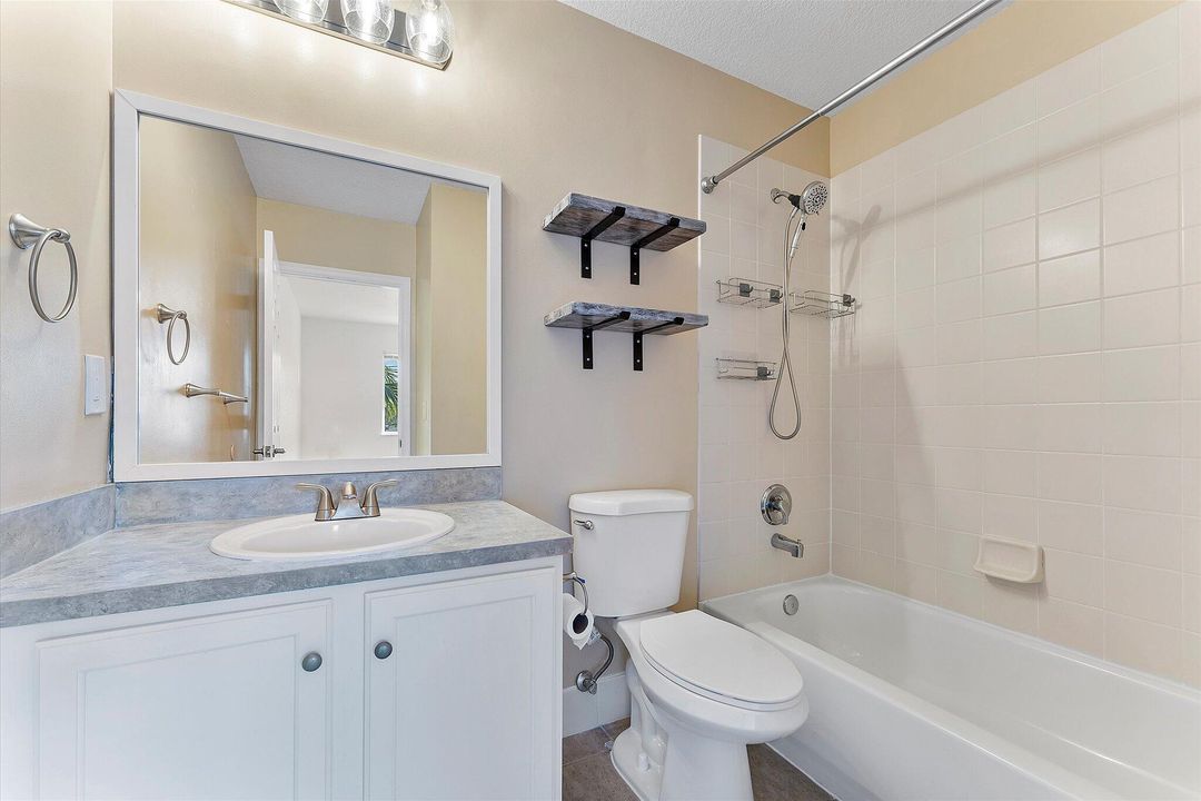 En Venta: $349,900 (2 camas, 2 baños, 1297 Pies cuadrados)