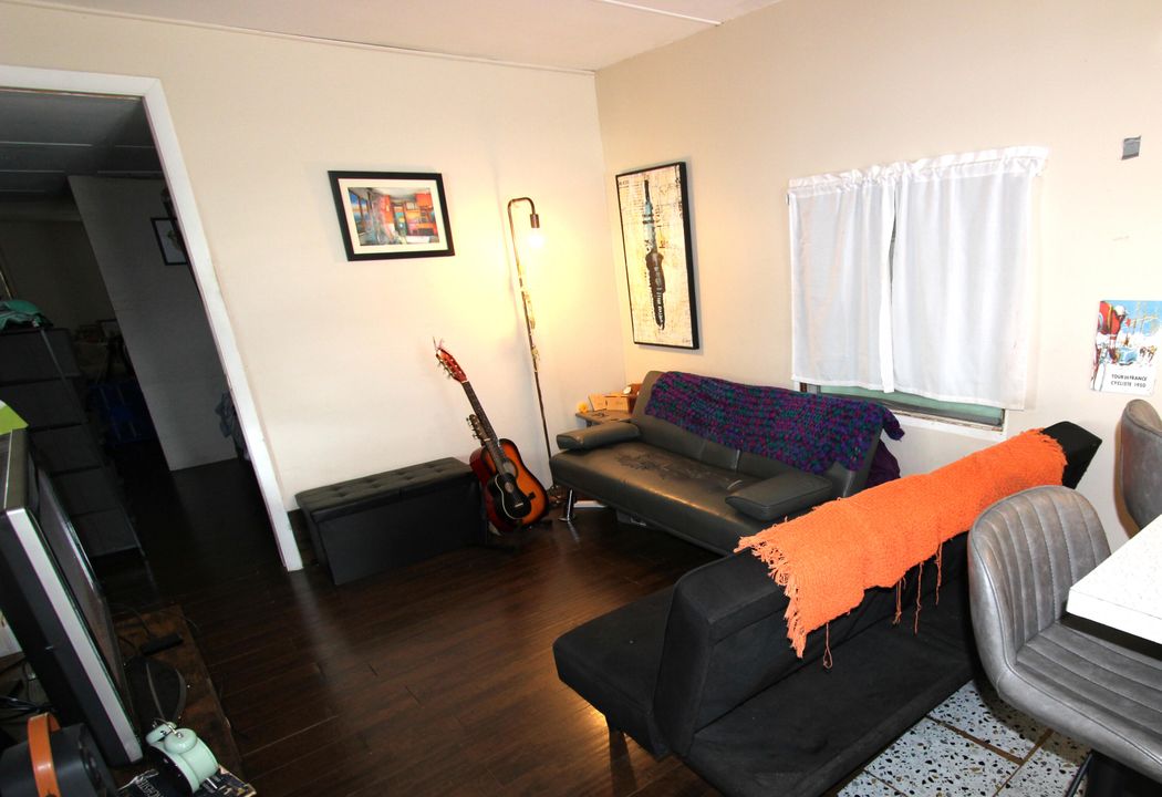 For Sale: $95,000 (2 beds, 1 baths, 608 Square Feet)