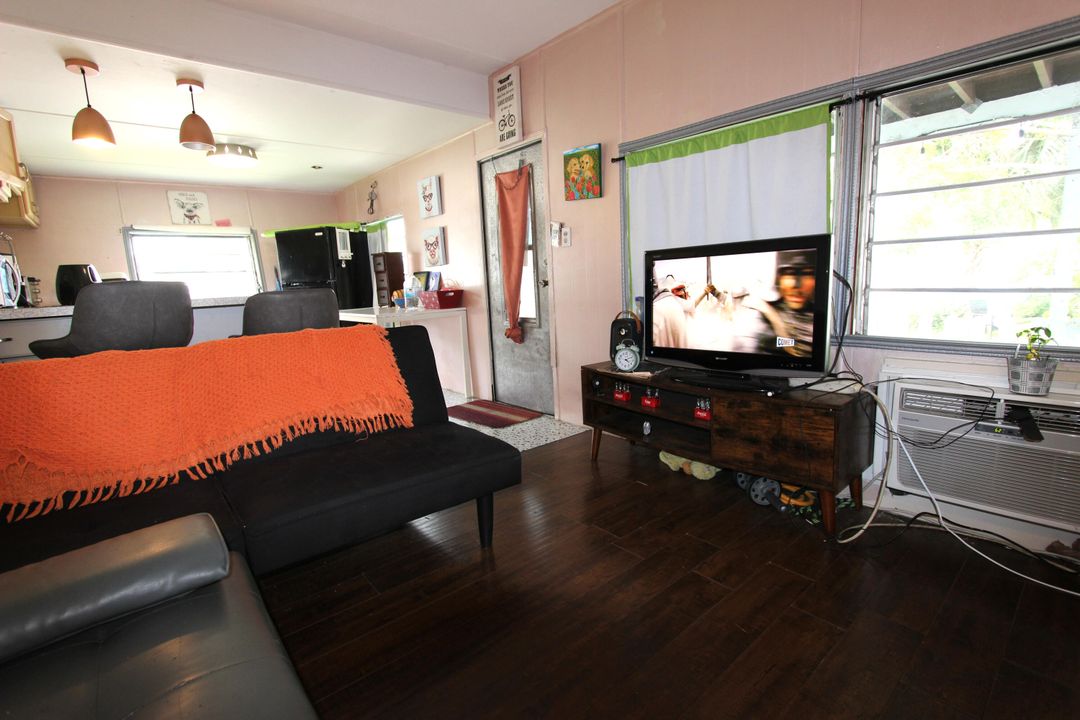 For Sale: $95,000 (2 beds, 1 baths, 608 Square Feet)